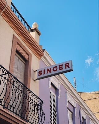 Singer sign in Valencia